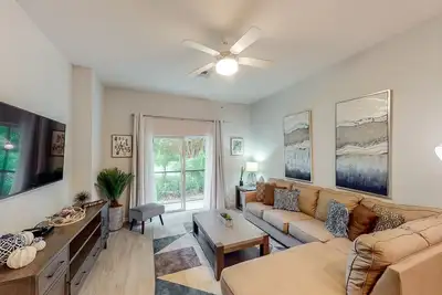 Image de 1st floor condo w/ shared pools, basketball court, tennis court, patio, sauna