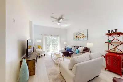 Image de Second floor condo with shared pools, tennis court, sauna, restaurant, gym
