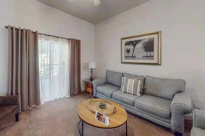 Image de 1st-floor condo near theme parks, basketball court, pools, & tennis court