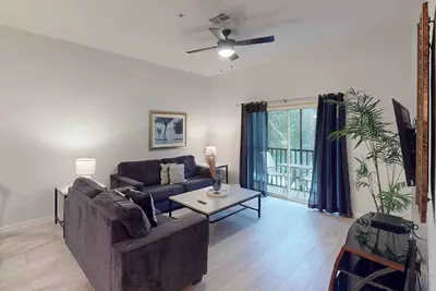 Image de 2nd floor condo w/ shared pools, restaurant, near theme parks, gym, balcony
