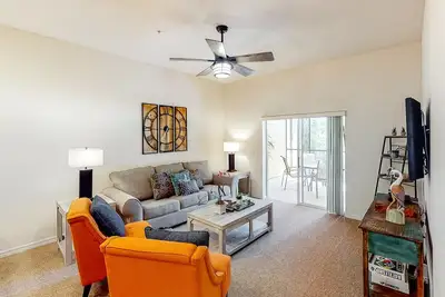 Image de 1st floor condo w/ sauna, pools, near theme parks, basketball/tennis court