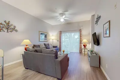 Image de 2nd floor condo w/ tennis court, pools, near theme parks, basketball court
