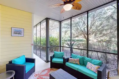 Image de 1st floor condo near theme parks with pools, basketball & tennis - 2 patios, W/D