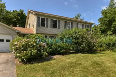 Image de This spacious 4 bedroom colonial is located in Eastward Look and is a 1/2 mile walk to Scarborough Beach.