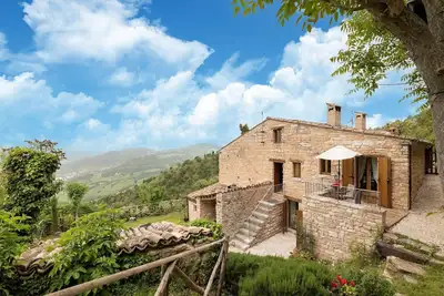 Image de Maison de vacances ensoleillée avec piscine