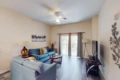 Image de 1st-floor condo with sauna, pools, restaurant, & basketball - near theme parks