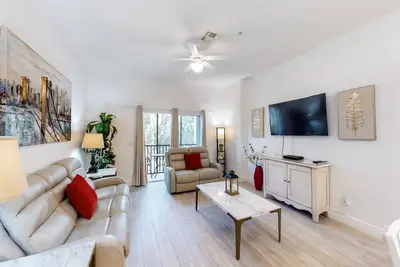 Image de 2nd floor condo w/ tennis court, restaurant, balcony, near theme parks, sauna