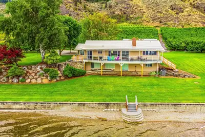 Image de Easy access Lake Osoyoos Waterfront Home