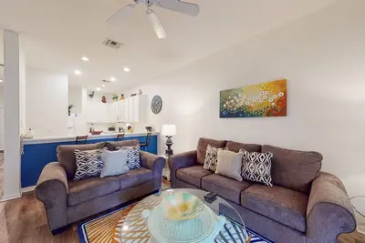 Image de 1st floor condo w/ basketball court, pools, tennis court, gym