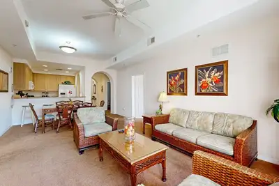 Image de 4th floor condo w/ balcony, sauna, hot tub, gym, pools, near theme parks