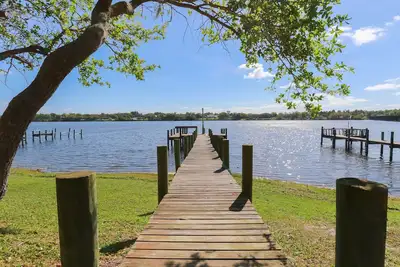 Image de Riverfront Retreat, Private Docks, on Small Acreage.