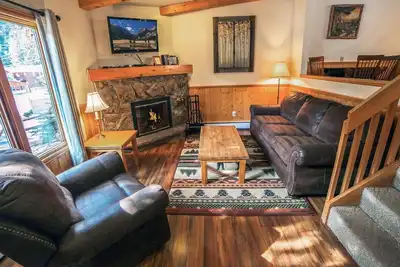 Image de 1 bedroom, 1 bath attached cabin, kitchen, wood burning fireplace