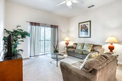 Image de Third floor condo near theme parks, shared pools, tennis court, balcony, gym