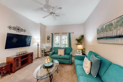 Image de 1st floor condo w/ restaurant, patio, sauna, shared pools, gym