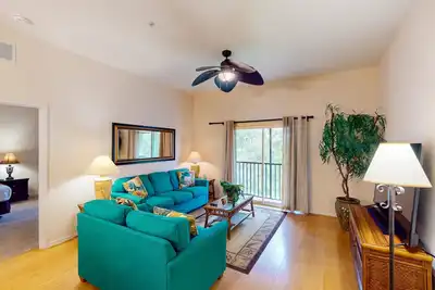 Image de 3rd floor condo w/ gym, basketball court, balcony, near theme parks, restaurant