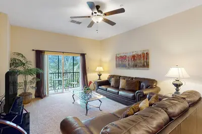 Image de 2nd floor condo near theme parks, tennis court, basketball court, balcony