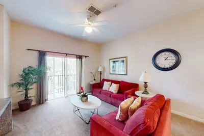 Image de 2nd floor condo near theme parks, balcony, pools, restaurant, basketball court