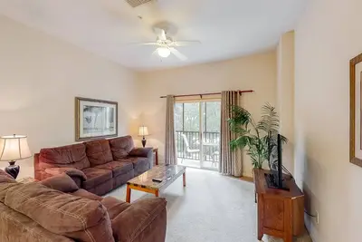 Image de Roomy condo with pools, hot tub, central Ac & screened lanai - near theme parks