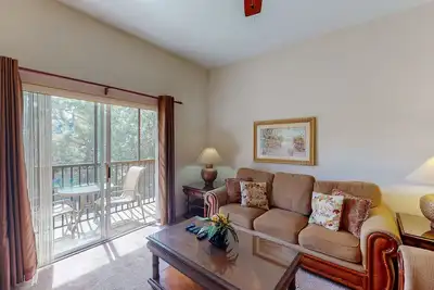 Image de 3rd floor condo w/ balcony, tennis court, basketball court, shared pools, sauna