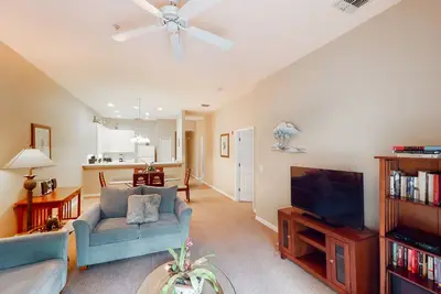 Image de 2nd floor condo w/ tennis court, restaurant, balcony, gym, sauna