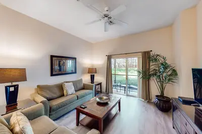 Image de 1st floor condo w/ basketball/tennis courts, near theme parks, & restaurant