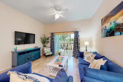 Image de 1st-floor condo with sauna, restaurant, gym & pools