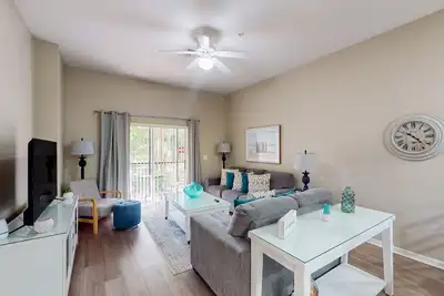 Image de Gated, newly renovated, ground-floor, water-view condo with pools - near Disney