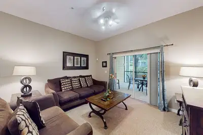 Image de 1st floor condo near theme parks, sauna, tennis court, basketball court, patio