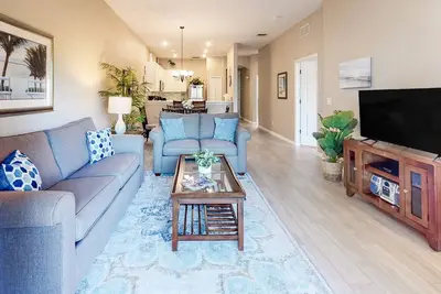 Image de 2nd floor end condo near Disney w/ balcony, sauna, shared pools, tennis court