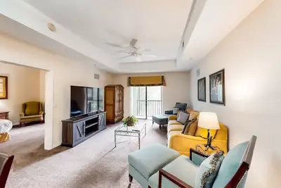 Image de 2nd-floor condo near parks with pools, hot tub, & balcony