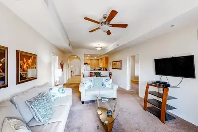 Image de 3rd floor condo w/ hot tub, sauna, balcony, gym, shared pools, near theme parks