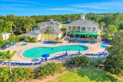 Image de 3rd-floor condo near theme parks with gym, balcony, basketball, & restaurant