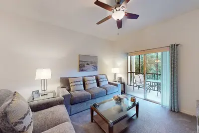 Image de 2nd-floor condo with basketball court, gym, sauna & balcony - near theme parks