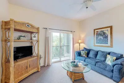 Image de 3rd floor condo w/ basketball court, near theme parks, restaurant, pools, sauna