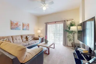 Image de 3rd floor condo w/ sauna, shared pools, restaurant, gym, balcony