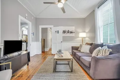 Image de Historic 1905 Charming Bungalow 2 Blocks From King