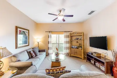 Image de 3rd floor condo w/ basketball court, balcony, gym, sauna, shared pools