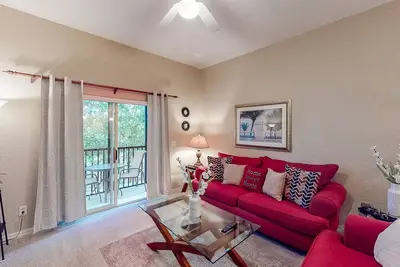 Image de Second-floor condo with pools, gym, basketball court, tennis court & balcony