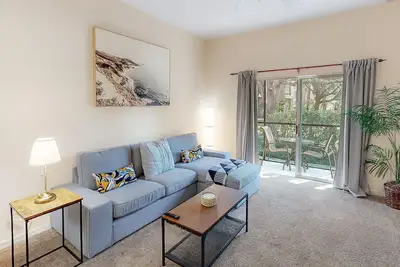 Image de First floor condo w/ basketball court, gym, tennis court - near theme parks