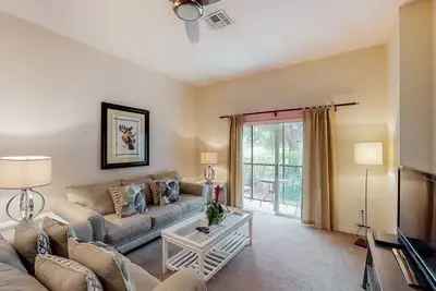 Image de 1st floor condo near theme parks, shared pools, basketball court, sauna, patio