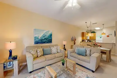 Image de 2nd-floor condo with pool & hot tub view, lanai & splash pad- 10 miles to Disney