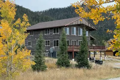 Image de 12 miles from Yellowstone with game area & hot tub - Yellowstone Escape