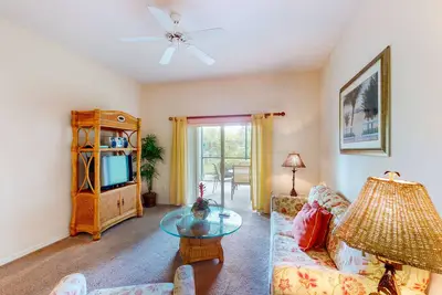 Image de 1st floor condo w/ gym, pools, basketball court, sauna, limited-mobility access