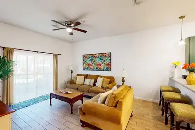 Image de Ground level condo near theme parks, shared pools, sauna, patio, tennis court