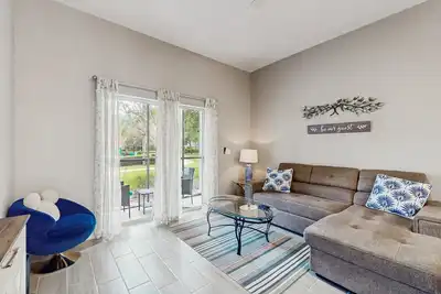 Image de 1st Floor Condo near theme parks, sauna, shared pools, basketball court, gym