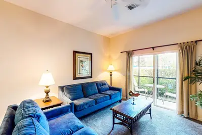 Image de 1st floor condo w/ patio, basketball court, tennis court, pools