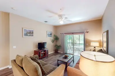 Image de 2nd floor condo w/ pools, restaurant, balcony, tennis court, basketball court