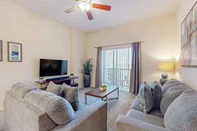 Image de 3rd floor condo w/ restaurant, shared pools, sauna, gym, basketball court