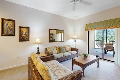 Image de 2nd floor condo w/ sauna, hot tub, gym, balcony, shared pools, near theme parks