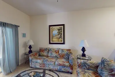 Image de 1st-floor condo by theme parks with dining, sauna, pools, hot tub & basketball